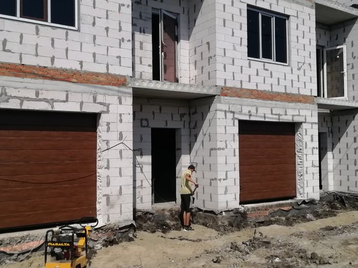 Двоє воріт під дуб у таунхаусі